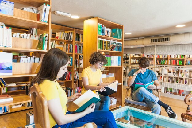 Wybór odpowiednich lektur dla uczniów – jak hurtownia książek może pomóc w edukacji