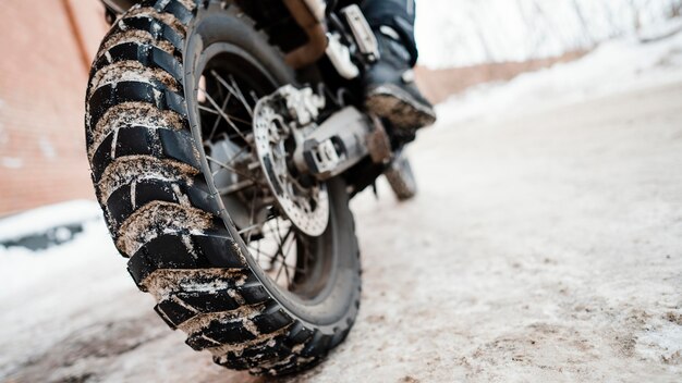 Jak wybrać idealne opony do motocykla enduro?