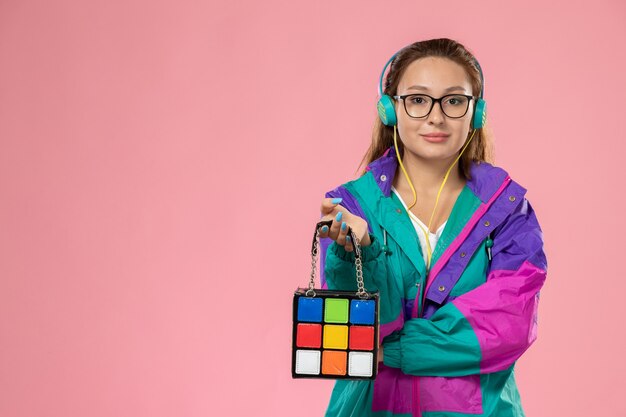 Psychologia koloru w kampaniach online: Jak barwy wpływają na decyzje konsumentów