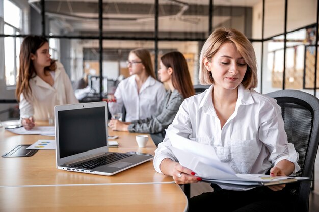 Jak elastyczne kursy językowe mogą zwiększyć efektywność zespołu w firmie?