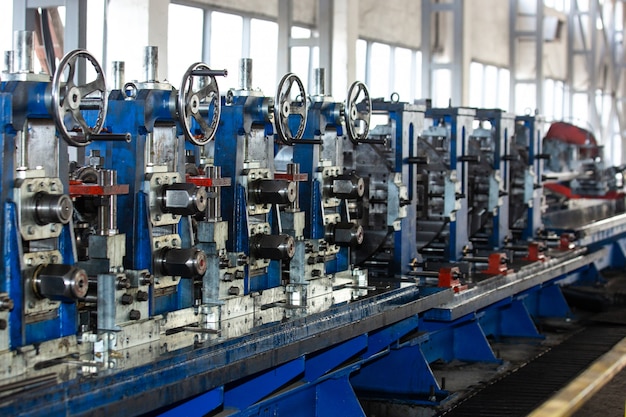 Zalety automatyzacji procesów produkcyjnych z wykorzystaniem suwnic pomostowych